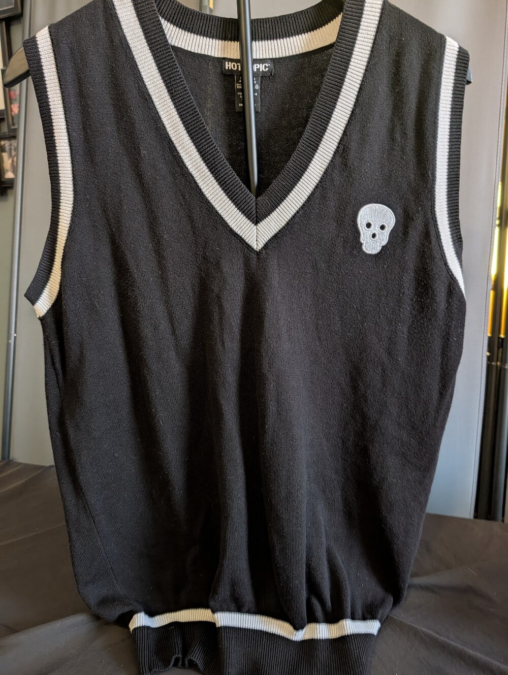 Hot Topic Black Sleeveless Skull Knit Vest Swester Halloween 🎃 LG